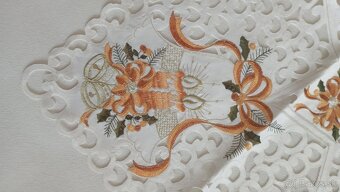 Vyšívaný biely vianočný obrus - 2