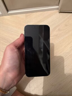 Cierny iphone 13 mini so sluchadkami a nabijackou - 2