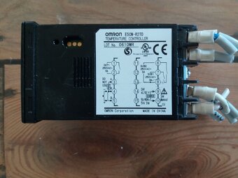 Teplotný regulátor OMRON E5CN-R2TD - 2