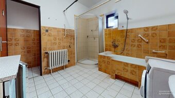 Na predaj: priestranný 5 izbový rodinný dom v obci Tôň ( - 2