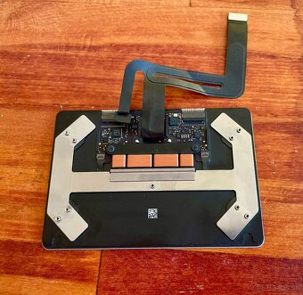originálny Apple trackpad do notebooku Macbook Air M1 (A2337 - 2