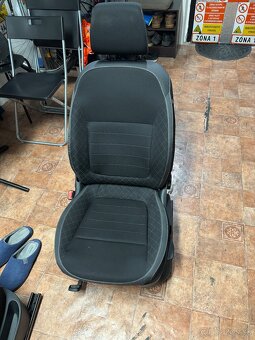 Skoda Fabia Mk3 predne sedadlá - 2