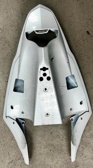 Yamaha YZF-R1 RN22 podsedadlový plast - 2