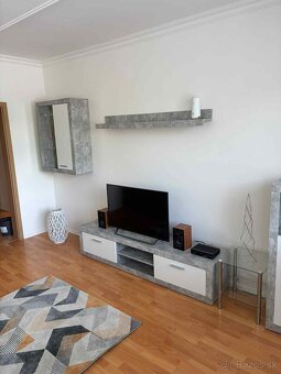 Prenájom - pekný trojizboový byt s priestrannou loggiou - 2