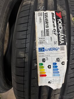 Yokohama BluEarth GT 225/45R19 96W - 2