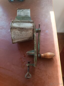 Predám staré mlynčeky,zabíjačkovú vaničku,váhu - 2