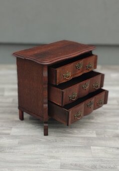 Komôdka holandská s 3 zásuvkami. - 2