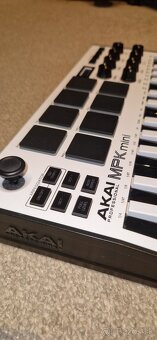 Akai MPK Mini MK3 (black/white) - 2