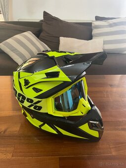 Motocrossová prilba. - 2