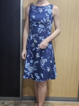 Predám tmavomodré šaty s kvetmi - 2