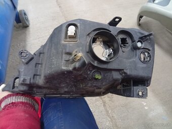 Svetlo Dacia logan - 2