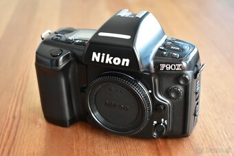 Nikon F90X s dátovou stenou MF-26 a orig strapom - 2