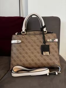 Dokonalá kabelka Guess, PC 179,- € - 2