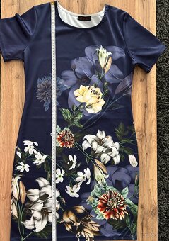 Dámske kvetinové modré šaty veľkosť M - 2