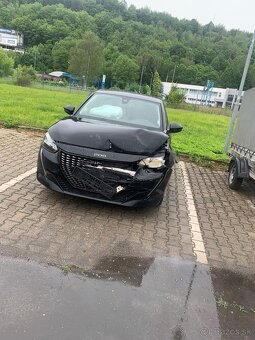 Predám Peugeot 208 1.2 PureTech 2020 búrané - 2