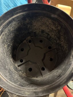 Kvetináč 65Ks plastový - 35cm priemer 0.75€ - 2