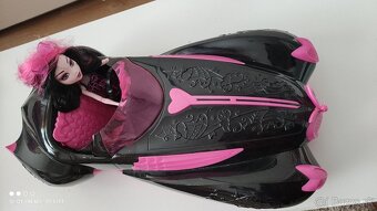 Bábika Monster s autom - 2