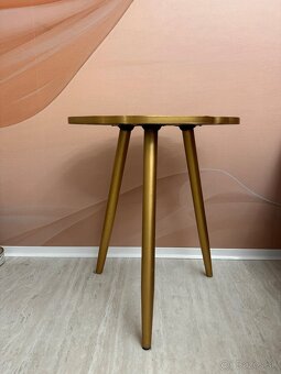 Pekný príričný stolík - 2