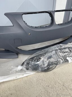 Predny M5 naraznik pre BMW E60 a E61 - 2