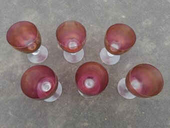 Predám sklenené poháre na víno z brusnicového skla - 2