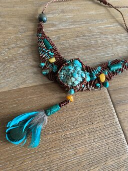 Náhrdelník macrame hnedý s pierkom - 2