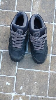 O'Neil pinned tretry na flaty - 2