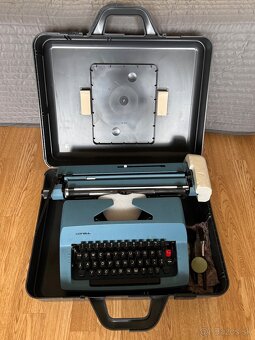 Kufříkový psací stroj CONSUL 2226, modré barvy - 2