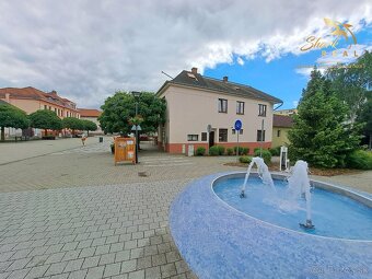 Dom na námestí. Bývanie a podnikanie v jednom. - 2