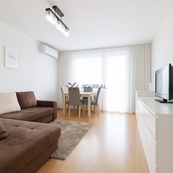 Exkluzívny Predaj: Štýlový 3-izbový Byt so Záhradkou a Balkó - 2