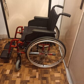 Predám nový skladaci invalidny vozik. Plné kolesá. - 2