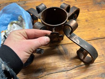 Kovaný stojan na Vianočný stromček. - 2