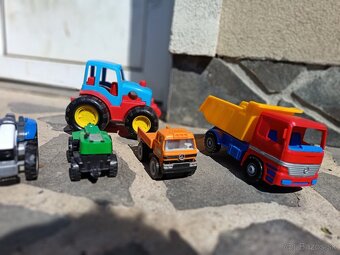 Predám hračky do piesku, autíčka,ruksak. - 2