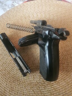 Predam sam. pištol Cz vz.83 - 2