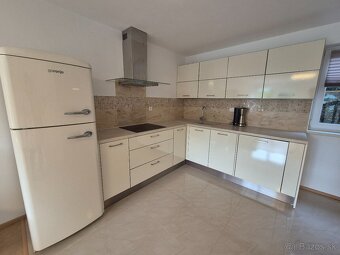 Na predaj moderný mezonetový byt s predzáhradkou a parkovaní - 2