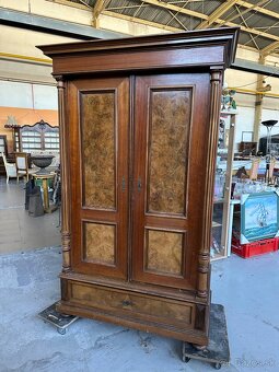 Starožitná policová skriňa - 2