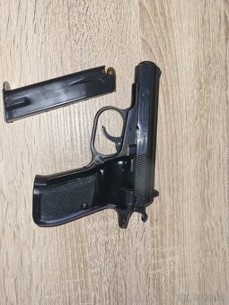 Predám pištol CZ 83 9mm.trezorovka - 2