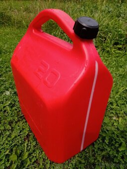 Predám kanister na benzín alebo naftu 20litrov - 2