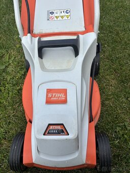 Predám Aku Kosačku Stihl Rma 235 set 2x baterka AK 20 - 2