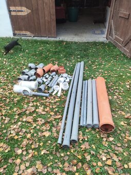 Kanalizačné PVC rúry, kolená, spojky - pozostatok zo stavby - 2