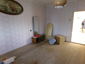 Na predaj veľký pozemok 2885m2 so starším domom v obci Žikav - 2