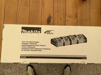 Nabíječka pro čtyři akumulátory Makita DC18SF - 2