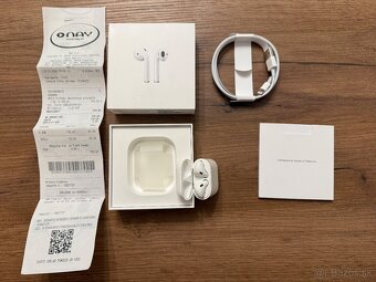 Apple AirPods 2. generácia s nabíjacím puzdrom + bal - 2
