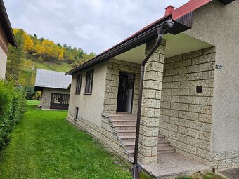 PREDAJ: Priestranný 2-generačný rodinný dom s potenciálom a  - 2