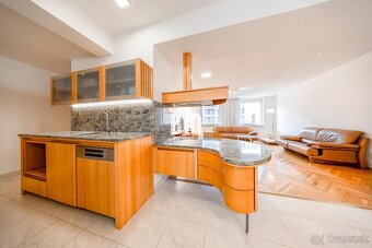 POD HRADOM - ZÁMOCKÁ - 3 IZBOVÝ BYT NA BÝVANIE AJ INVESTÍCIU - 2