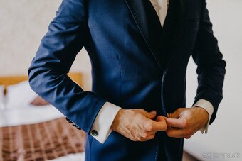 Tmavomodrý svadobný oblek + vesta Pavanna (ako nový) - 2