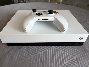 Špeciálna edícia XBOX ONE X Robot white Cena 139€ - 2