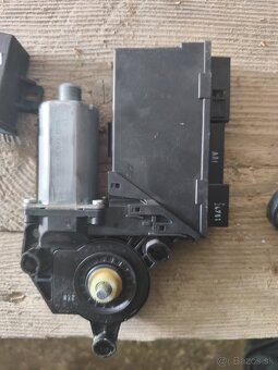Motorček sťahovačky ľavý zadný 8E0959801E - 2