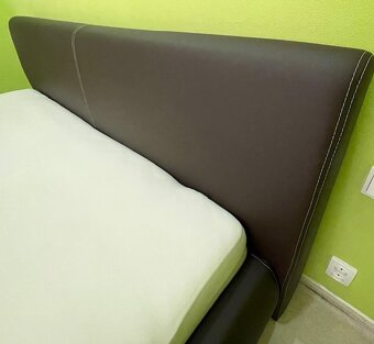 Krásna pohodlná posteľ v 100% stave - 2