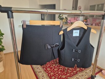 Zara eleg.set skort a vesta 134cm a pásikovy modrý set 131cm - 2