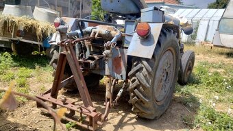 Traktor z náradím - 2